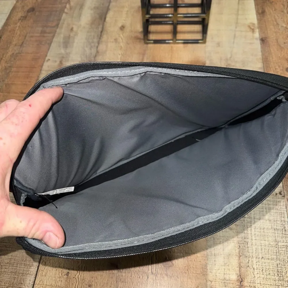 Tumi black laptop